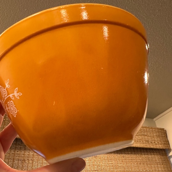 PYREX 401 Butterfly orange w/white flowers nesting round bowl USA, 750ML - Picture 4 of 7